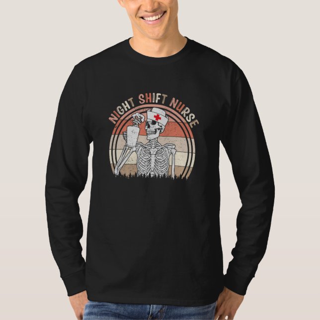 Night a Shift Nurse Skeleton Halloween RN Nurses T Shirt (Framsida)