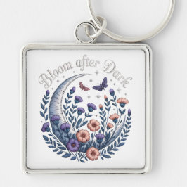 Night Garden Faux Embroidered Moon with Moths Fyrkantig Silverfärgad Nyckelring