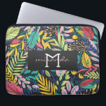 Night Jungle Colorful Exotic Botanical Mönster Laptop Fodral<br><div class="desc">Kort färgad blommigt och grönt löv retro stil mönster på en svart bakgrund finns på den här bärbara anpassningsbarna fodral/laptop sleeve för din personanpassning.</div>