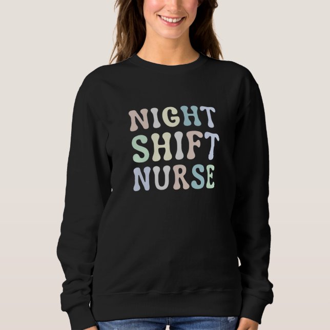 Night Shift Nurse Overnight Shift Nurse Nursing T Shirt (Framsida)
