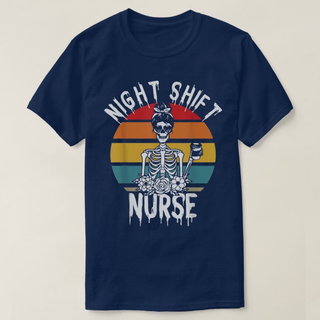 Night Shift Nurse Skeleton Halloween RN Nurses Wom T Shirt (Design framsida)