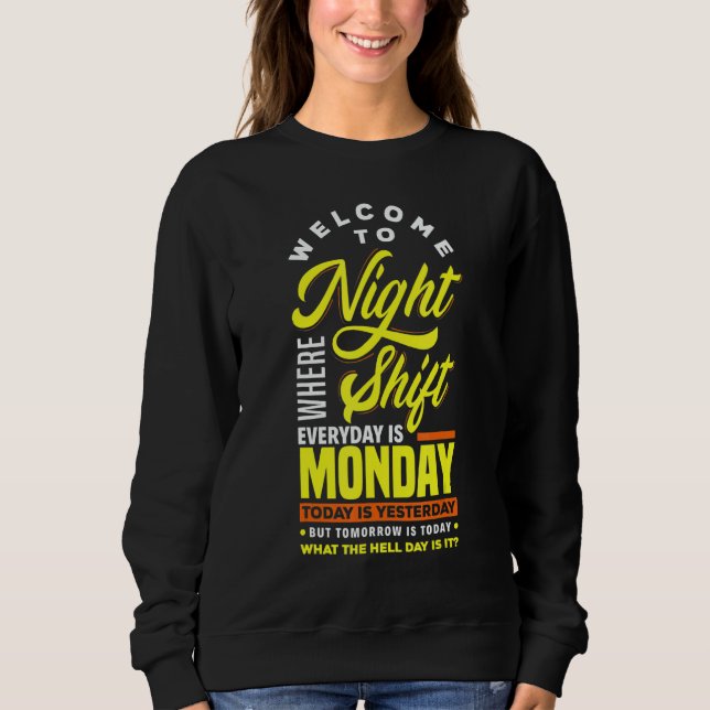 Night Shift Worker Nurse Overnight T Shirt (Framsida)