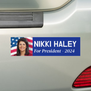 Nikki Haley - Kampanj Photo with American Flagga Bildekal
