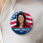 Nikki Haley - Kampanj Photo with American Flagga Knapp<br><div class="desc">En klassisk design med en bild av Nikki Haley över ett väktande USA flagga. Året kan ändras till en märkre eller position. Ett klassiskt kampanj-projekt för presidentval.</div>