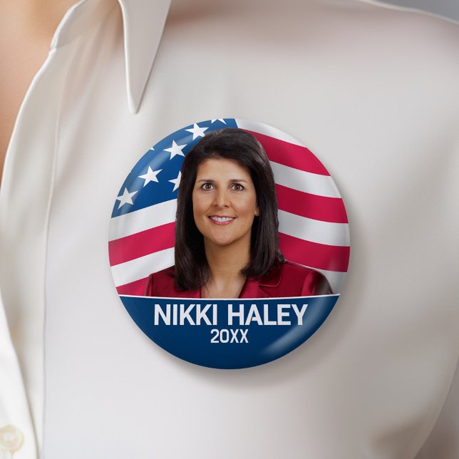 Nikki Haley - Kampanj Photo with American Flagga Knapp (Nikki Haley Campaign Button - Great Rally button for the Next Election)