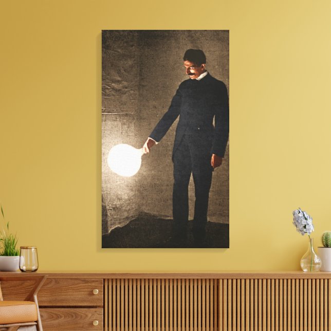 Nikola Tesla hållandes en glödlampa Canvastryck (Insitu (Vardagsrum))