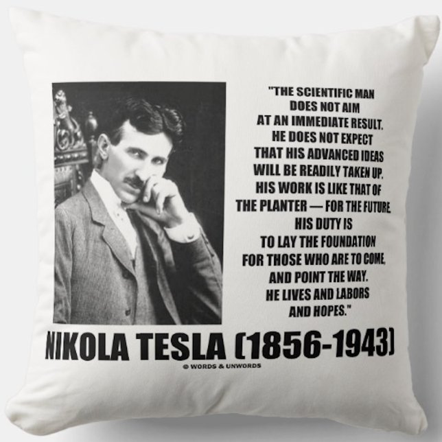 Nikola Tesla Scientific Man siktar inte omedelbart Kudde (Inspirational Nikola Tesla quote for anyone who does not expect an immediate result from one's work)