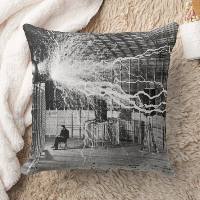 Nikola Tesla sitter bredvid sin högspänningsgenera Kudde (Filt)