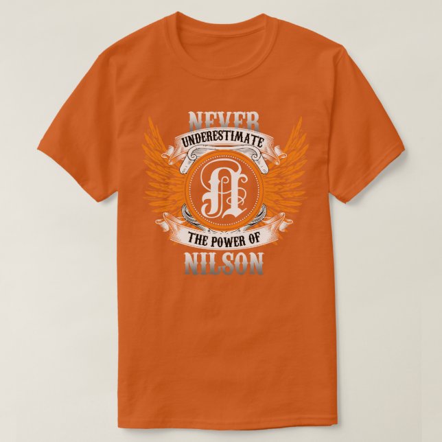 Nilson Namn Shirt underskattar aldrig T (Design framsida)