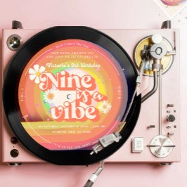Nine är en Vibe Groovy Retro Vinyl Rainbow Daisy Inbjudningar