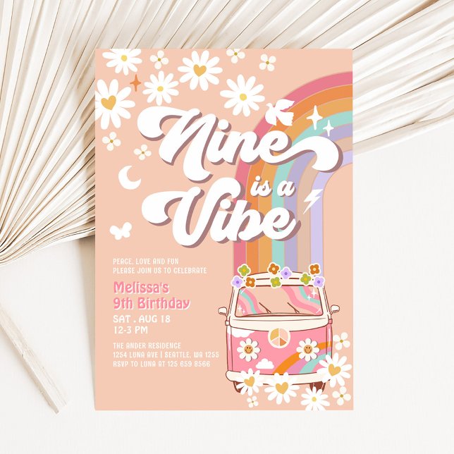 Nine är en Vibe Groovy Rosa Daisy 9:e födelsedagen Inbjudningar (Skapare uppladdad)