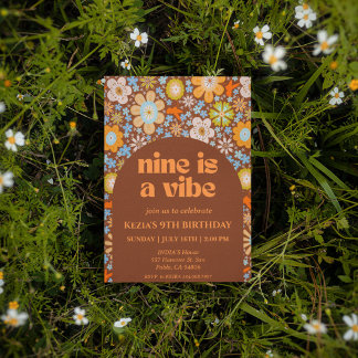 Nine är en Vibe Retro Groovy Flowers 9:e födelseda Inbjudningar