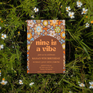 Nine är en Vibe Retro Groovy Flowers 9:e födelseda Inbjudningar