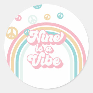Nine is a Vibe Retro sommarregnbåge Runt Klistermärke