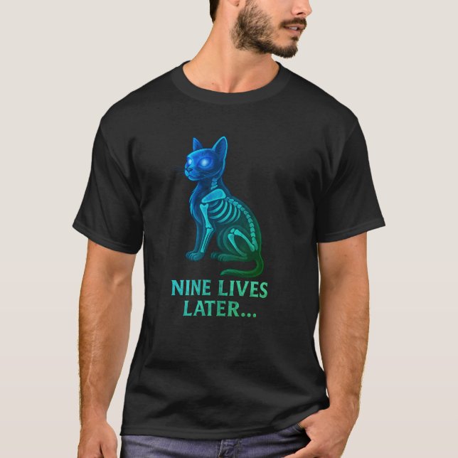Nine Lives Later – Funny Cat T-Shirt (Framsida)