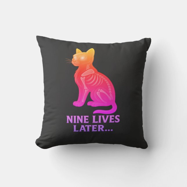 Nine Lives Later – Funny Cat T-Shirt Kudde (Framsida)
