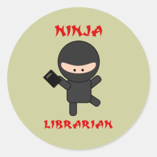 Ninja bibliotekarie med boken runt klistermärke
