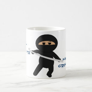 Ninja med virkningkrokmuggen kaffemugg