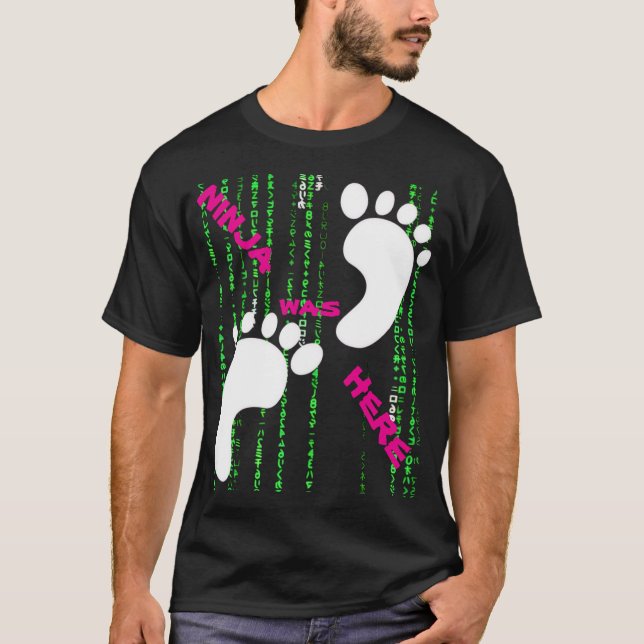 NINJA VAR HÄR 1X001 RÖD MATRIS SVART AV SAMURAI F T SHIRT (Framsida)