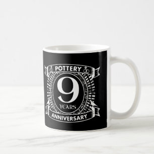 Nio år efter det att bröllop firade Pottery Kaffemugg