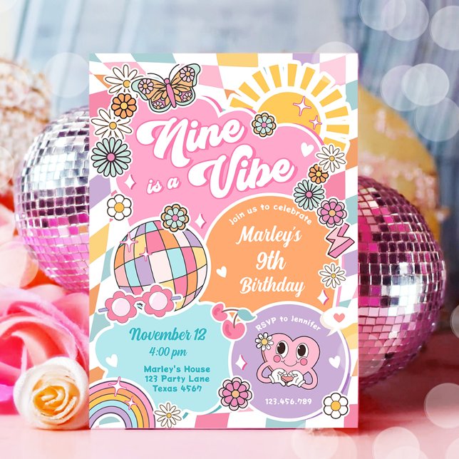 Nio är en Vibe Retro Preppy Varsity Disco Birthday Inbjudningar (Skapare uppladdad)
