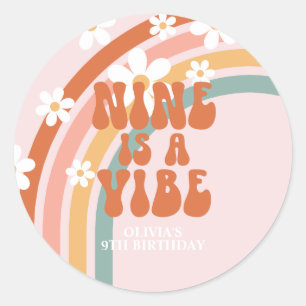 Nio är en Vibe Retro-regnbåge 9-årsdag Runt Klistermärke