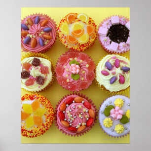 Nio muffins varje som dekoreras med godisen i a poster