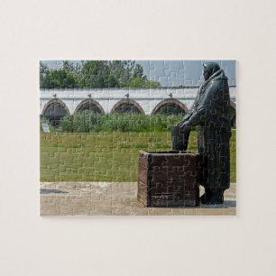 Nioholed Bridge, Ungern Pussel