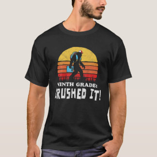 Nionde Klass: krossade den! Lustigt Bigfoot End of T Shirt