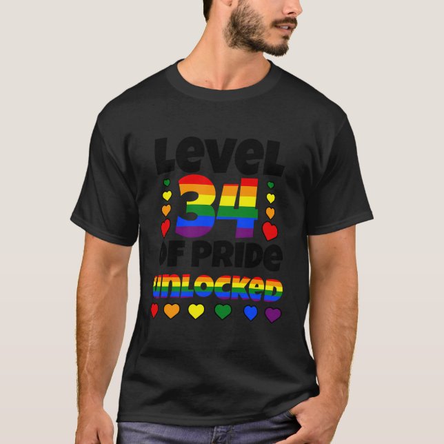 Nivå 34 av Pridet olåst regnbåge Lgbt 34:e födseln T Shirt (Framsida)