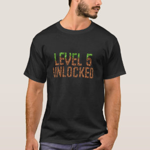 Nivå 5 År Gammal Femte Födelsedag Upplåst, retro v T Shirt