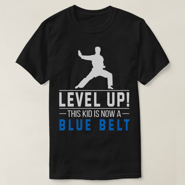 Nivå upp den här programvaran är nu en blå Bälte-K T Shirt (Design framsida)