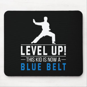 Nivå Upp! Det här barnet är nu en blå bälte Karate Musmatta