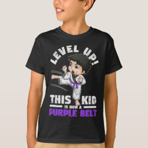 Nivå Upp Det Här Barnet Är Nu En Lila Bälte Karate T Shirt