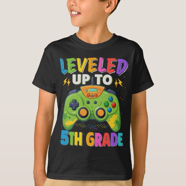 Nivå upp till 5:e Klass Gamer Back to school T Shirt (Framsida)