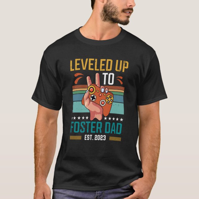 Nivå upp till Foster Pappa 2023 Nya föräldraspelar T Shirt (Framsida)