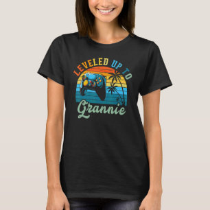 Nivå upp till Grannie Birth Notice for Women T Shirt