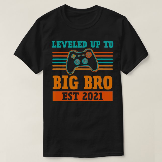 Nivå upp till storebror Est 2021 befordrad till ni T Shirt (Design framsida)