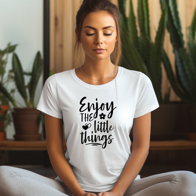 Njut av den lilla Sak-bekräftelsen T-shirt (Skapare uppladdad)