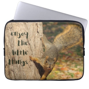 Njut av den lilla sak-ekorren Laptop sleeve