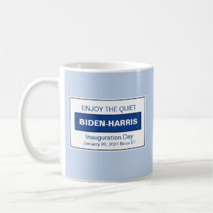 Njut av den tysta installationen av Biden Harris Kaffemugg