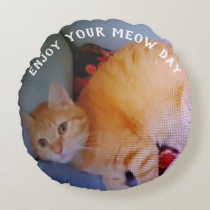 Njut av Meow Day Två Kattbilder Rund Kudde