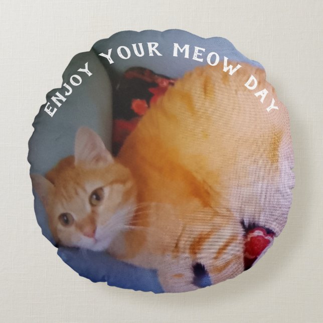 Njut av Meow Day Två Kattbilder Rund Kudde (Framsidan)