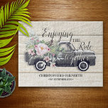 Njut av Personligen Ride Rosa Blommigt Pussel<br><div class="desc">En underbar faaux sol blekt träbakgrund,  klassisk land step-side vintage lastbil fylld med vackra vattenfärgblommor och sprejer av eukalyptus löv,  och känslan "Enjoeing the ride with the bride and groom's namn and "fixed" date. Den här roligtens pussel gör perfekten nyfödd,  husuppvärmning eller jubileumsgåva.</div>