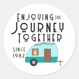 Njut av resmålet tillsammans Retro Camper Runt Klistermärke