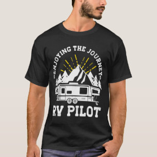 Njut av RV Pilot Camp Couple Camping på resan T Shirt