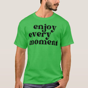Njut av varje ögonblick av retro-typografi Motivat T Shirt