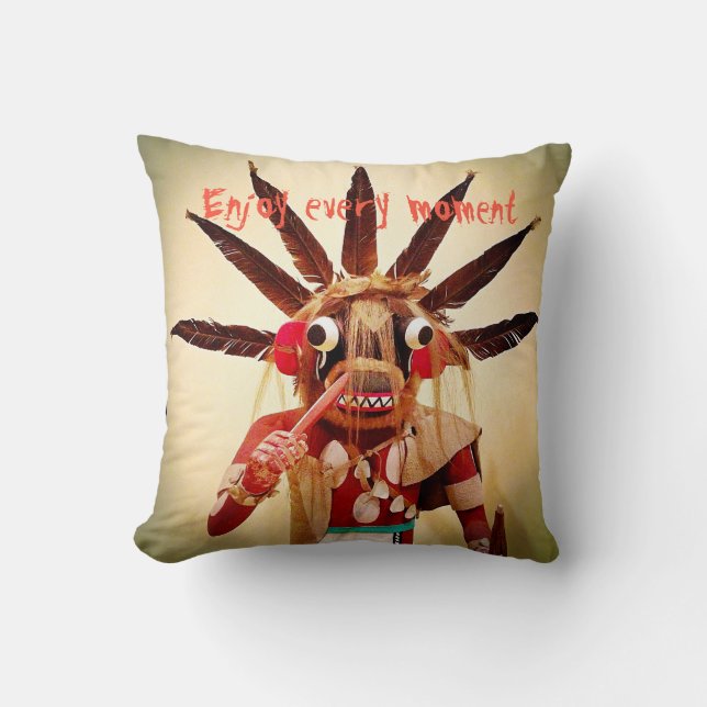 Njut av varje ögonblick Kachina Doll Typography Fu Kudde (Framsida)