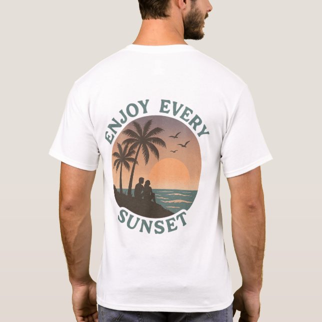 "Njut varje solnedgång - Retro Beach" T Shirt (Baksida)