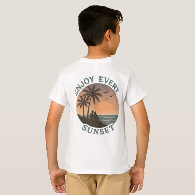 "Njut varje solnedgång - Retro Beach" T Shirt (Hel baksida)